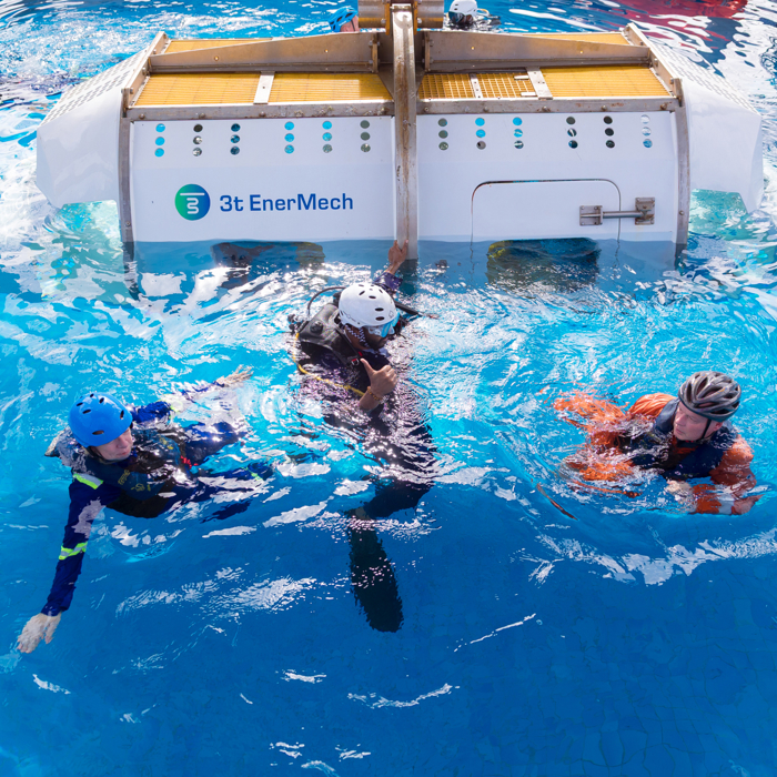 4 personnes dans une piscine après s'être échappées d'un entraînement en hélicoptère de survie