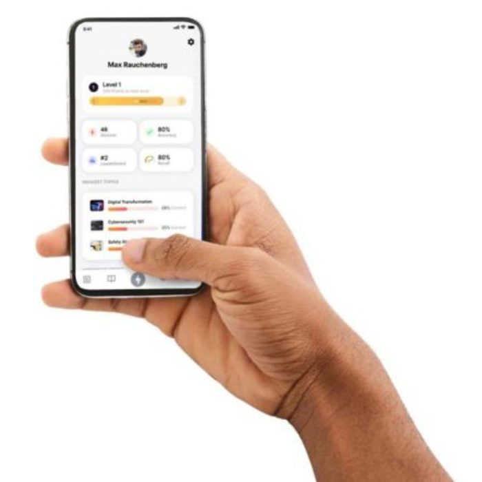 Uma mão segurando um smartphone que apresenta um ecrã de perfil com informações do utilizador, progresso de nível e várias estatísticas de aplicações.